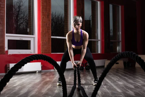 Fitte Und Muskulöse Frau Die Fitnessstudio Mit Kampfseilen Trainiert Sportlerin — Stockfoto