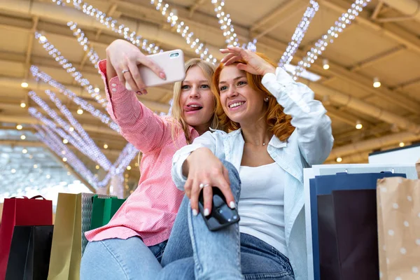 Két boldog meg véve selfie közben shopping mall. — Stock Fotó