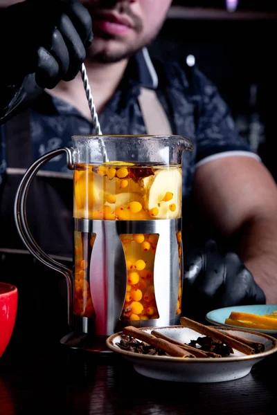 Processo de fabricação de chá, cerimônia de chá. Barman derrama água quente na chaleira para cerveja chá de frutas do mar — Fotografia de Stock