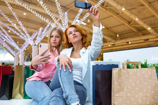 Két boldog meg véve selfie közben shopping mall. — Stock Fotó