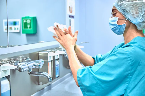 Female Surgeon Medical Mask Suit Hospital Washing Thoroughly Her Hands — Stock Photo, Image