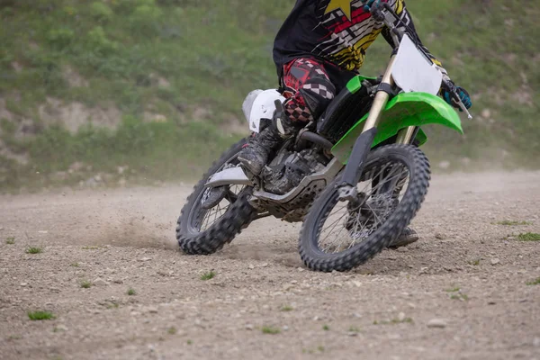 Professionele motorcross motorrijder rijdt Over het spoor weg. — Stockfoto