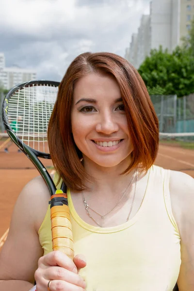Успішна спортсменка з ракеткою на тенісному корті. Здоровий спосіб життя . — стокове фото