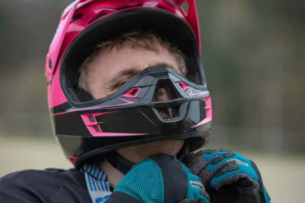 Bonito motociclista de motoqueiro usando capacete. Retrato exterior . — Fotografia de Stock