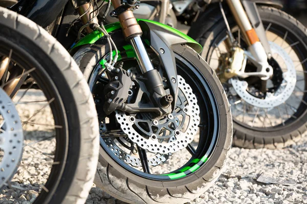 Detalle Rueda de motocicleta y freno de disco Frenos ABS parte de la motocicleta . —  Fotos de Stock
