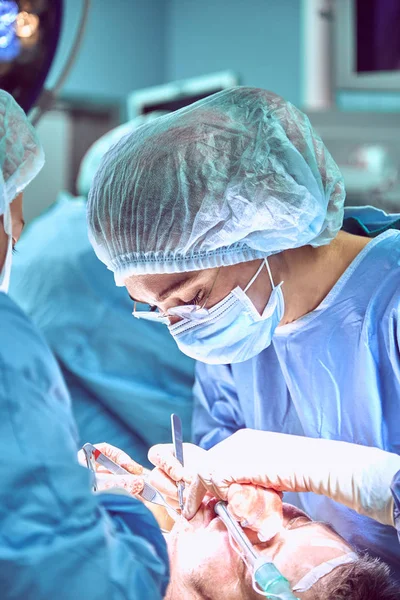 Kinnverkleinerung Vergrößerung Doppelkinn Entfernung Schönheitschirurgie kosmetisches Operationskonzept. Kinnchirurgie in Nahaufnahme mit offener Wunde. — Stockfoto