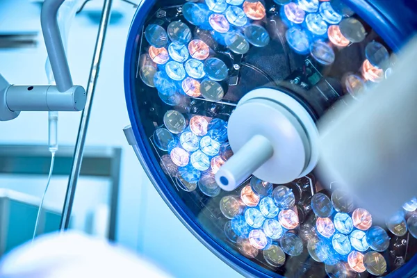 Operasyon odasında cerrahi lamba aydınlatma sanat ile almak ve filtre mavi — Stok fotoğraf