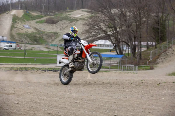 Motocross pilota motociclistico professionale guida sopra la pista stradale . — Foto Stock