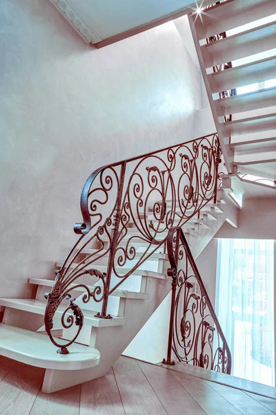 Escadaria com grade de ferro forjado em uma casa vazia — Fotografia de Stock