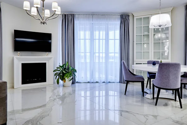 Interior minimalista da sala de estar em tom claro com piso de mármore, grandes janelas e uma mesa para quatro pessoas — Fotografia de Stock