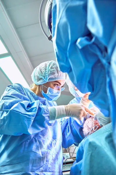 Yüz plastik cerrahi işlem. yüz kaldırma ameliyatı. — Stok fotoğraf