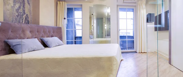 Grande cama de casal confortável no elegante quarto de luxo — Fotografia de Stock