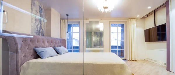 Grande cama de casal confortável no elegante quarto de luxo — Fotografia de Stock