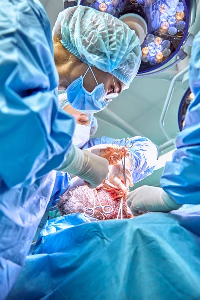 Schönheitsoperation im Gesicht. Gesichtsstraffung. Chirurg trennte die Haut vom Gesicht des Patienten — Stockfoto