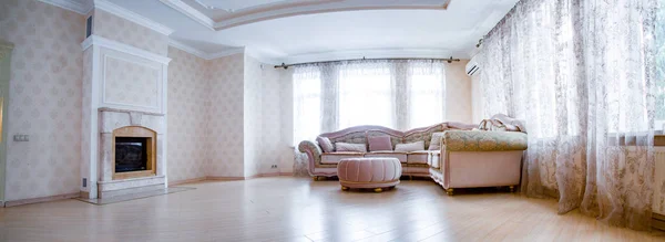 Canto de uma sala de estar muito moderna com lareira e grande sofá de canto cinza em pé por duas janelas — Fotografia de Stock