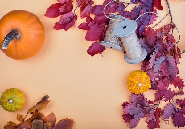 Top view of handcraft gift box, yellow and orange flowers and pumpkins on rose background. Blank greeting card for creative work design. flat lay — Stock Photo, Image