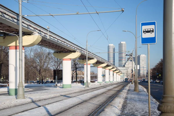 Rails pour tram dans le tram près du pont dans la ville en hiver — Photo