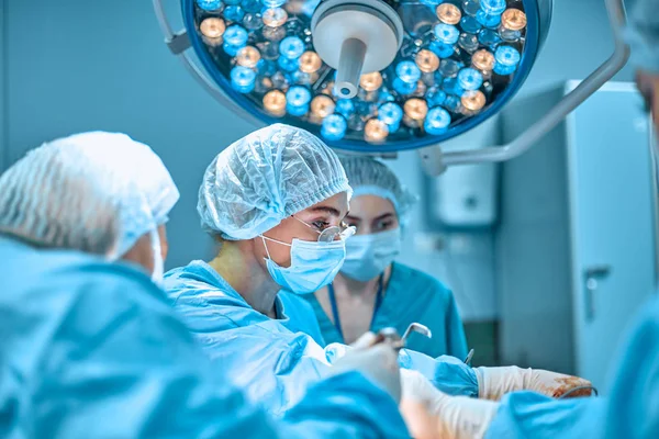 Hastanede çalışmak, oda faaliyet cerrahlar takım — Stok fotoğraf