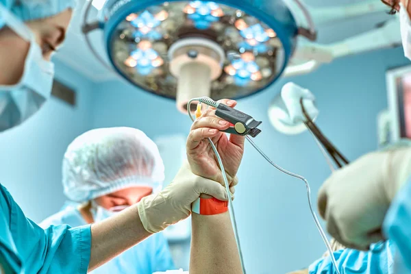 外科、 医学和人的概念 — — 组手术在医院手术室的外科医生 — 图库照片