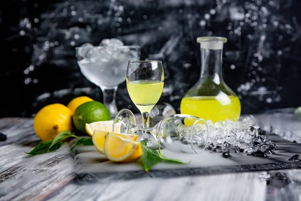 Italiano limoncello digestivo típico con limones frescos en el humo, enfoque selectivo — Foto de Stock