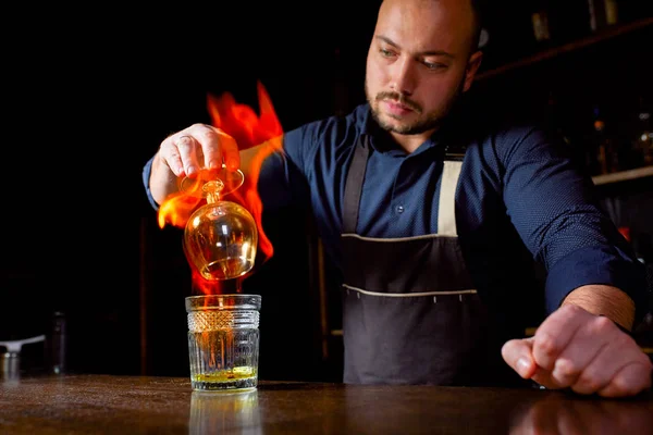 Вогненного шоу в барі. Бармен робить гарячі алкоголік коктейль і запалює бар. Бармен готує вогненно коктейль. Пожежа на бар. — стокове фото