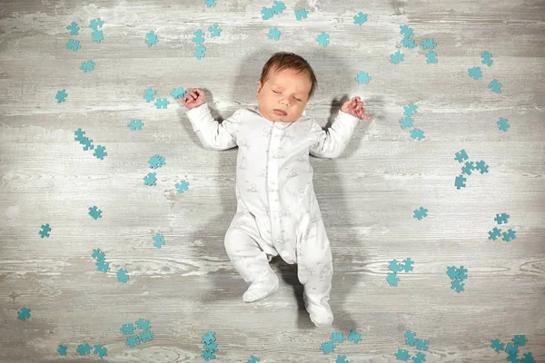 Neugeborenes schläft ruhig auf Holzboden und rätselt. Ruhiger und gesunder Schlaf bei Neugeborenen. — Stockfoto