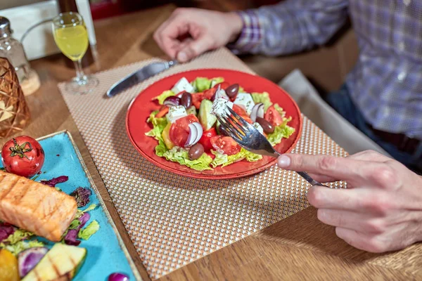 Kunde isst leckeren griechischen Salat im Restaurant, aus nächster Nähe. — Stockfoto