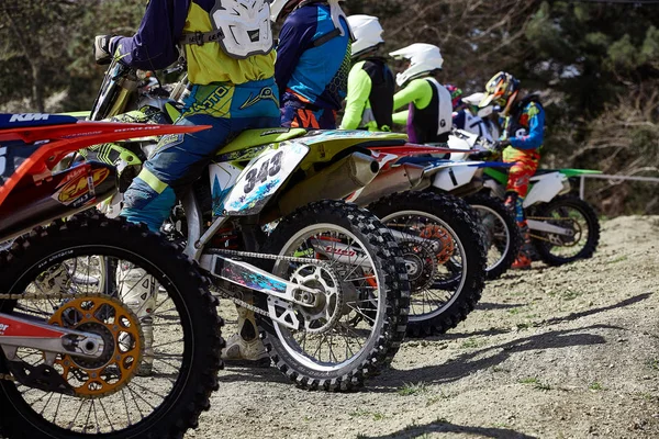 Soçi, Rusya - 04.04.2018: genç biniciler başlangıç çizgisine sırasında Kupası kış motokros, motosiklet — Stok fotoğraf