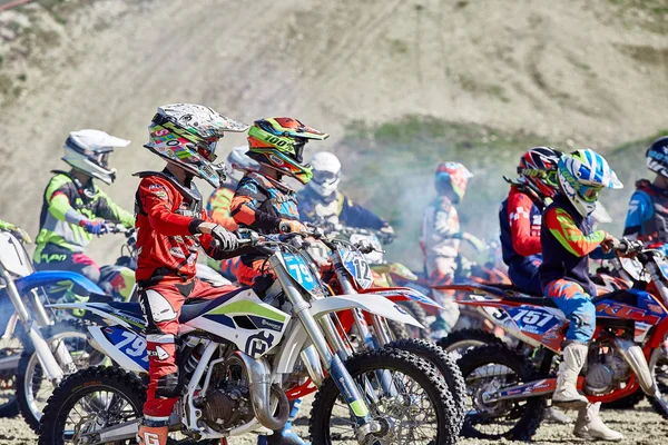 Sochi, Russia - 04.04.2018: young riders on motorcycles at starting line during Cup Winter motocross — Stock Photo, Image