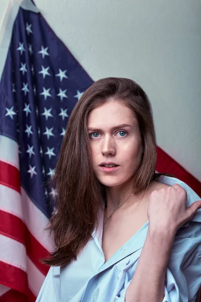 Retrato de mujer hermosa en el fondo de la bandera americana — Foto de Stock