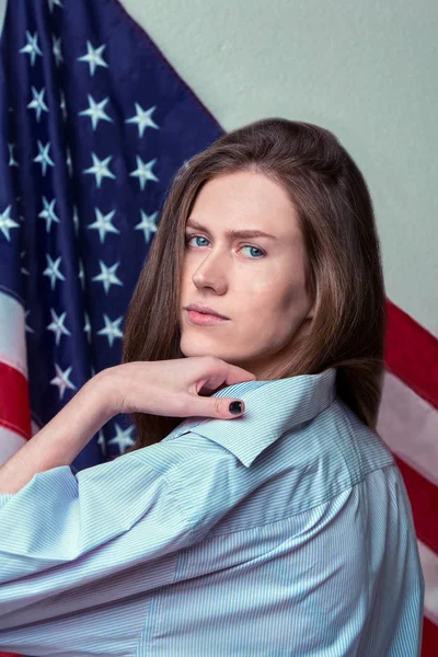 Retrato de mujer hermosa en el fondo de la bandera americana — Foto de Stock