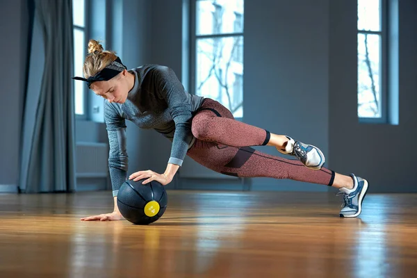 Zinde ve kaslı kadın kettlebell içinde jimnastik salonu ile yoğun çekirdek iş yapıyor. CrossFit spor salonunda egzersiz erkek. — Stok fotoğraf