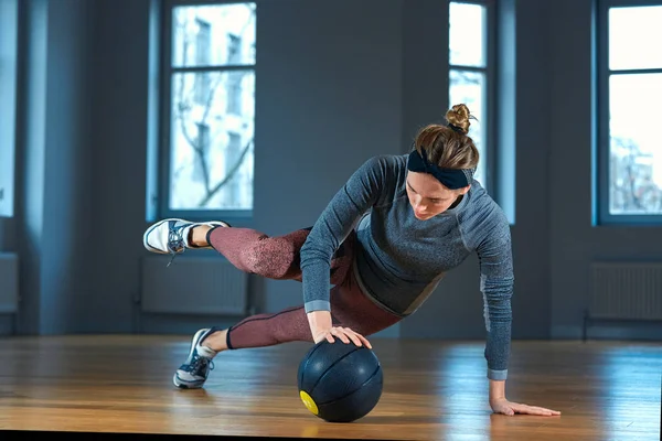 Zinde ve kaslı kadın kettlebell içinde jimnastik salonu ile yoğun çekirdek iş yapıyor. CrossFit spor salonunda egzersiz erkek. — Stok fotoğraf