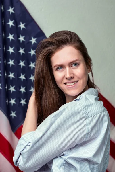 Retrato de hermosa chica en camisa sobre fondo de bandera americana de cerca — Foto de Stock