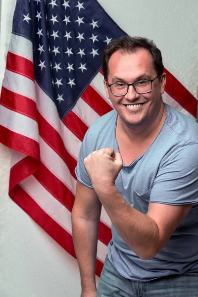 Amerikan bayrağı arka plan üzerinde mutlu erkek — Stok fotoğraf