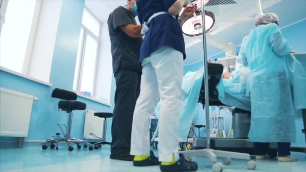 Pohled na operační sál. Chirurgický lékařský tým pracující v moderní operační sál nemocnice připravuje operační sál pro operaci. — Stock video