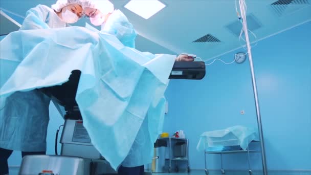 Tým profesionálních lékařů provádějící invazivní chirurgie na pacienta na operačním sále nemocnice. Chirurgové použití a jiné nástroje — Stock video