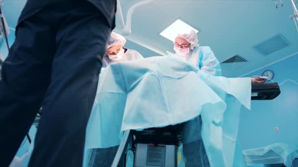 病院の手術室で患者に侵襲的な手術を行う専門の外科医のチーム。外科医の使用と他の楽器 — ストック動画