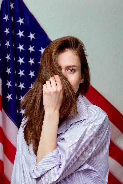 Retrato de hermosa chica en camisa sobre fondo de bandera americana de cerca — Foto de Stock