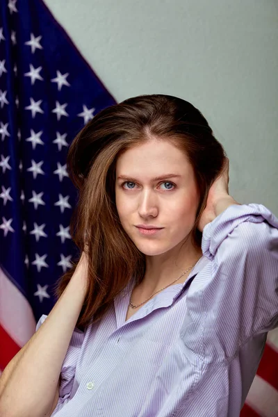 Hermosa chica en camisa sobre fondo de bandera americana. Concepto patriótico — Foto de Stock