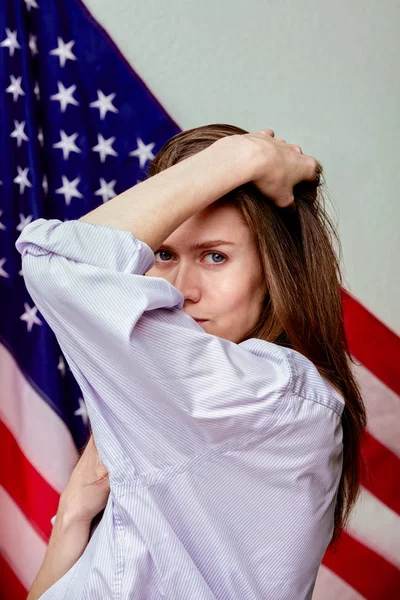 Hermosa chica en camisa sobre fondo de bandera americana. Concepto patriótico — Foto de Stock