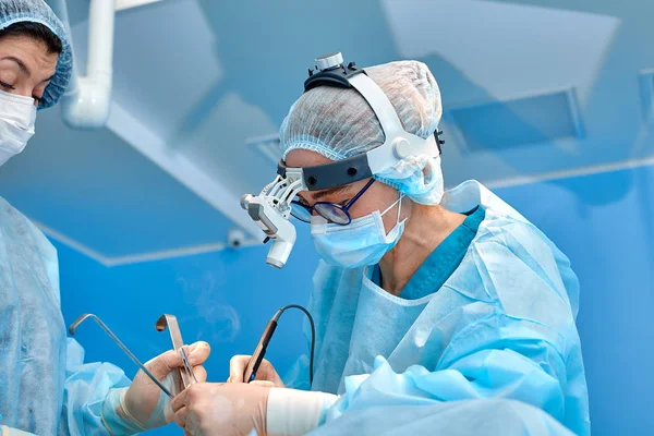 外科、 医学和人的概念 — — 组手术在医院手术室的外科医生 — 图库照片