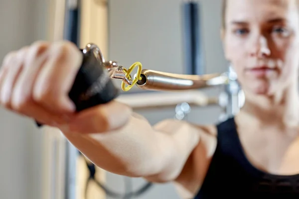 Gymnastikerin Pilates Stretching Sport in Reformer Bett Instructor Mädchen. gesund lächelnde Frau im Trikot, die Pilates praktiziert. Selektiver Fokus — Stockfoto