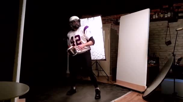 Backstage, schießen american football, schießen american football player für ein sportmagazin — Stockvideo