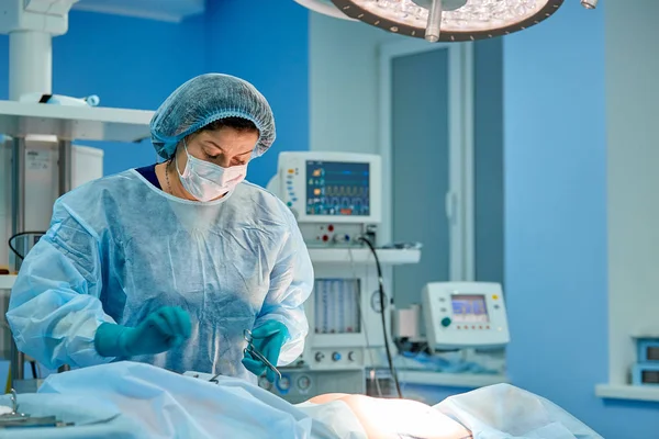 Cerrahi, tıp ve insanlar kavramı - cerrahlar hastanede ameliyathane işleminde, Grup — Stok fotoğraf