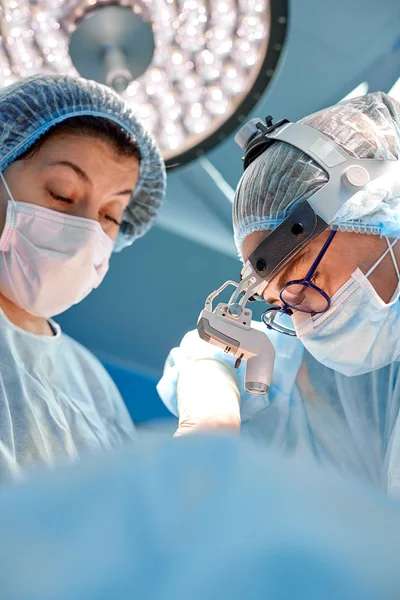 Concept de chirurgie, médecine et personnes - groupe de chirurgiens en salle d'opération à l'hôpital — Photo