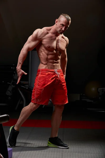 Hombre atlético posando. Foto de hombre con físico perfecto sobre fondo negro. Fuerza y motivación — Foto de Stock