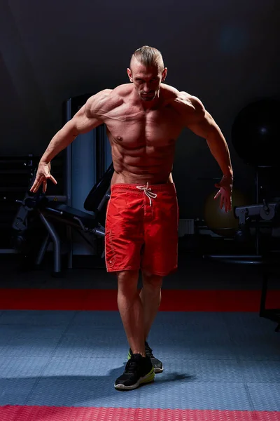 Hombre atlético posando. Foto de hombre con físico perfecto sobre fondo negro. Fuerza y motivación — Foto de Stock