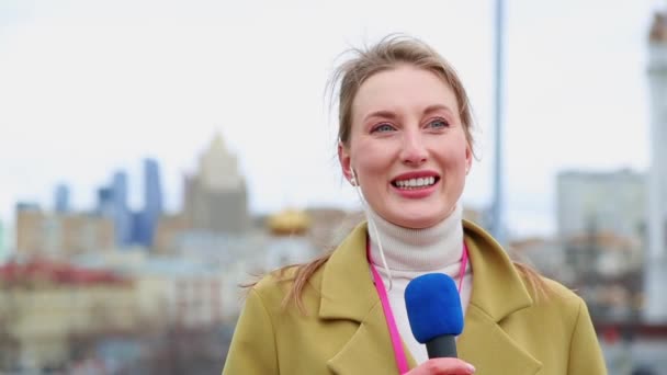 Jeune fille journaliste de télévision diffuse sur fond de ville moderne — Video