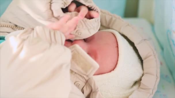 Lieve kleine baby gekleed in knittede thuis in zonnige slaapkamer — Stockvideo